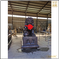 腳踩繡球銅獅子雕塑 腳踩繡球銅獅子雕塑